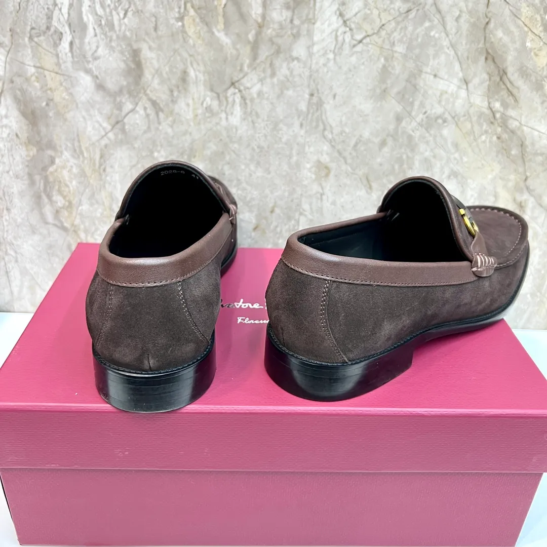 Original quality P580 Brand: Ferragamo Standard size: Men's size 38/44 (45 can be customized) Grade: Same style as the official website High-quality men's shoes Material: Customized first-layer calfskin with water-dyed cowhide lining Cowhide tiptoe Original non-slip and wear-resistant rubber outsole Style category: Men's formal business leather shoes Young and fashionable European and American trends British style Casual matching Comfortable feet Color: Actual picture